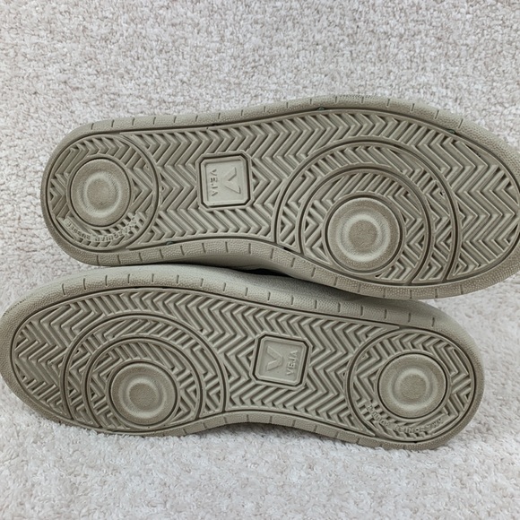 VEJA V-10 Leather Trainers - Picture 6 of 7